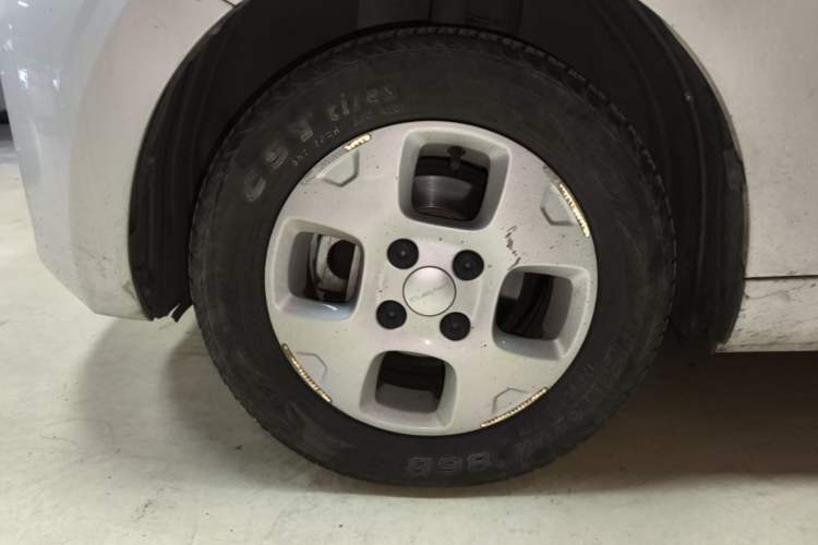 Used Roewe Clever 2021 302 km New Four-Seater Super-Efficient Version Left Front Wheel Hub