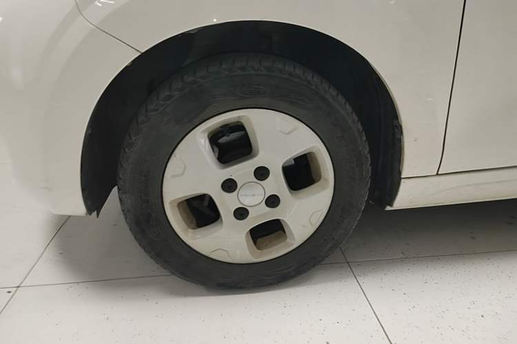 Used Roewe Clever 2021 302 km New Four-Seater Super-Efficient Version Left Front Wheel Hub