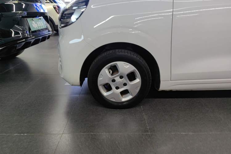 Used Roewe Clever 2021 302 km New Four-Seater Super-Efficient Version Left Front Wheel Hub