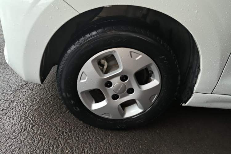 Used Roewe Clever 2021 302 km New Four-Seater Super-Efficient Version Left Front Wheel Hub