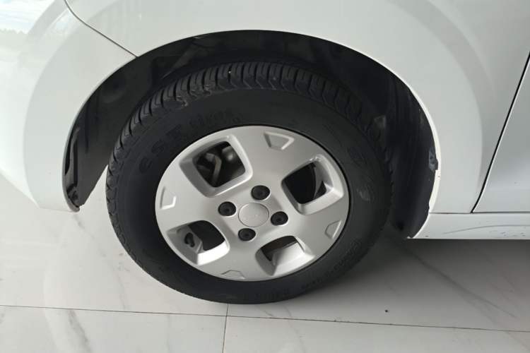 Used Roewe Clever 2021 302 km New Four-Seater Super-Efficient Version Left Front Wheel Hub