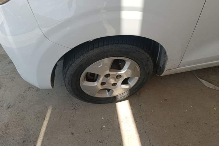Used Roewe Clever 2021 302 km New Four-Seater Super-Efficient Version Left Front Wheel Hub