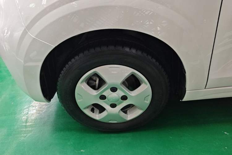 Used Roewe Clever 2021 302 km New Four-Seater Super-Efficient Version Left Front Wheel Hub