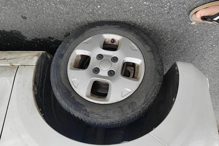 Used Roewe Clever 2021 302 km New Four-Seater Super-Efficient Version Left Front Wheel Hub