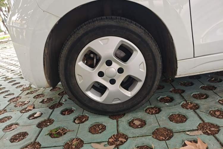 Used Roewe Clever 2021 302 km New Four-Seater Super-Efficient Version Left Front Wheel Hub