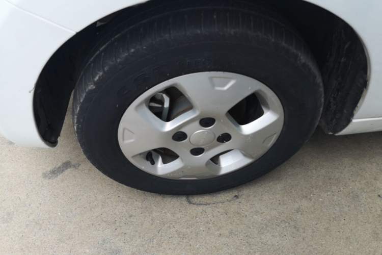 Used Roewe Clever 2021 302 km New Four-Seater Super-Efficient Version Left Front Wheel Hub
