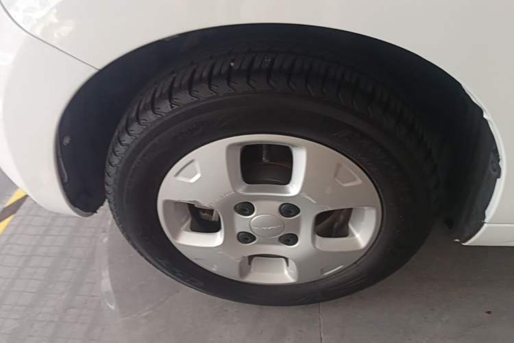 Used Roewe Clever 2021 302 km New Four-Seater Super-Efficient Version Left Front Wheel Hub