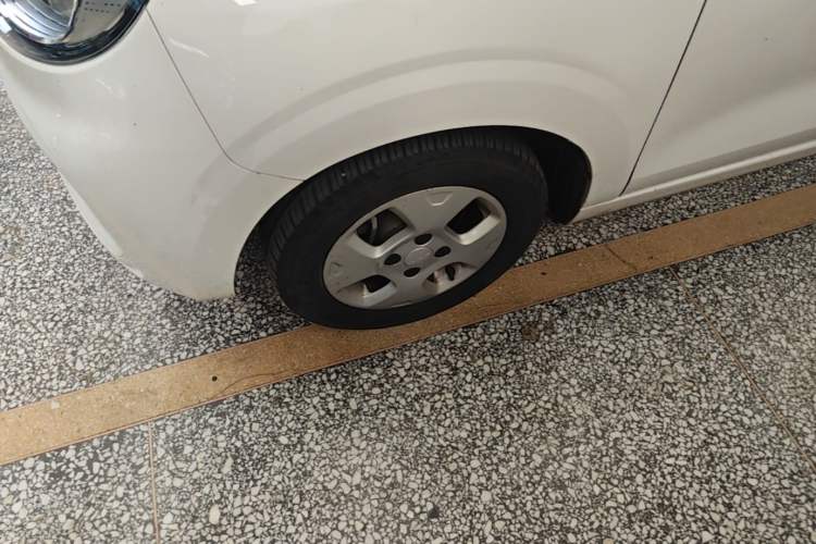 Used Roewe Clever 2021 302 km New Four-Seater Super-Efficient Version Left Front Wheel Hub
