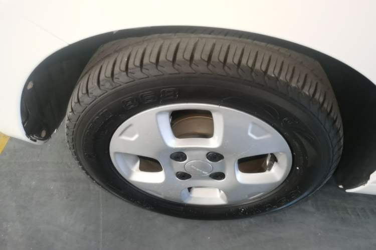 Used Roewe Clever 2021 302 km New Four-Seater Super-Efficient Version Left Front Wheel Hub