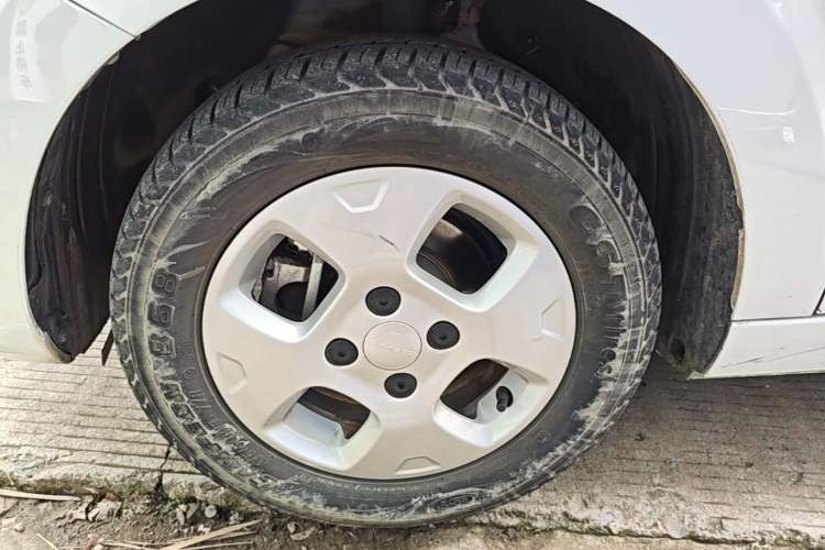 Used Roewe Clever 2021 302 km New Four-Seater Super-Efficient Version Left Front Wheel Hub