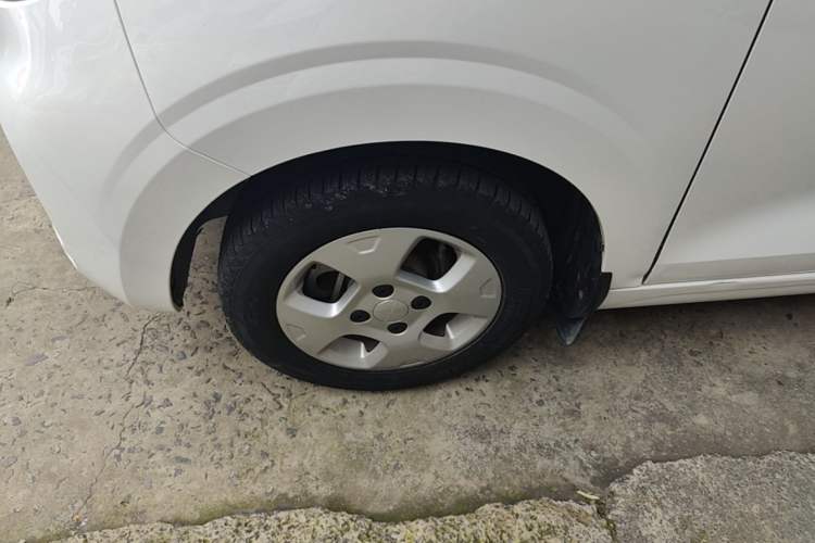 Used Roewe Clever 2021 302 km New Four-Seater Super-Efficient Version Left Front Wheel Hub