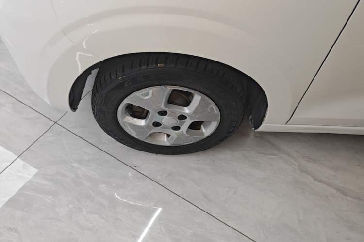 Used Roewe Clever 2021 302 km New Four-Seater Super-Efficient Version Left Front Wheel Hub