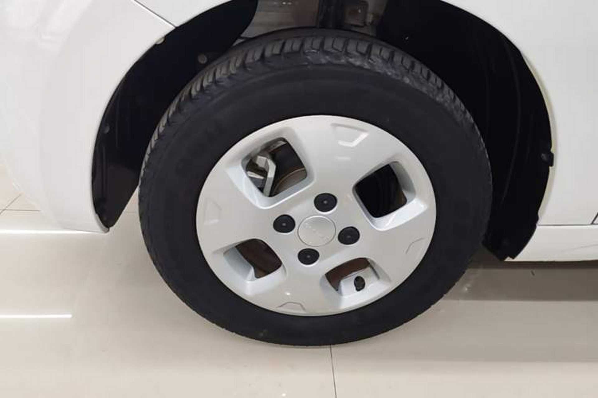 Used Roewe Clever 2021 302 km New Four-Seater Super-Efficient Version Left Front Wheel Hub