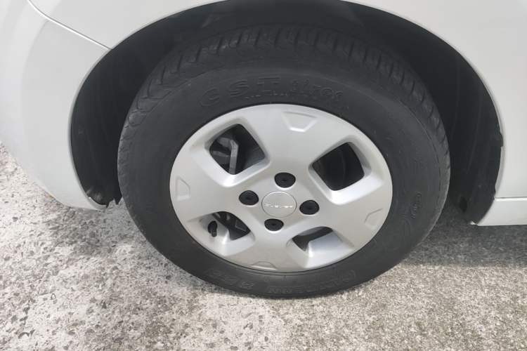 Used Roewe Clever 2021 302 km New Four-Seater Super-Efficient Version Left Front Wheel Hub