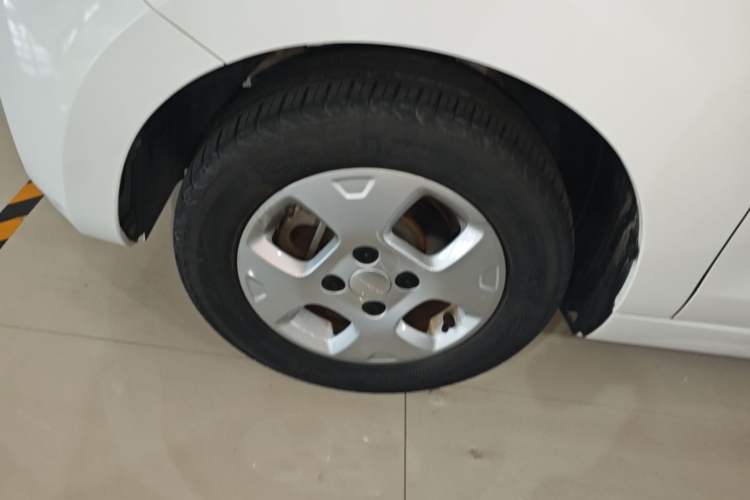 Used Roewe Clever 2021 302 km New Four-Seater Super-Efficient Version Left Front Wheel Hub