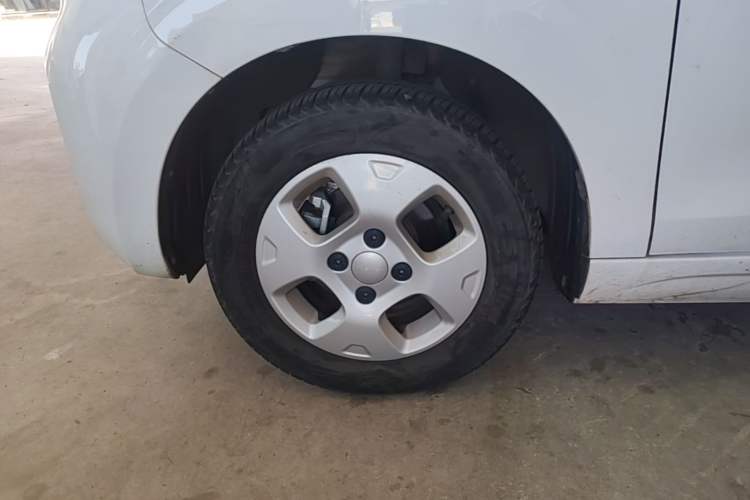 Used Roewe Clever 2021 302 km New Four-Seater Super-Efficient Version Left Front Wheel Hub