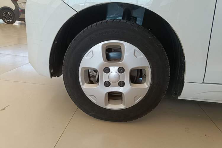 Used Roewe Clever 2021 302 km New Four-Seater Super-Efficient Version Left Front Wheel Hub