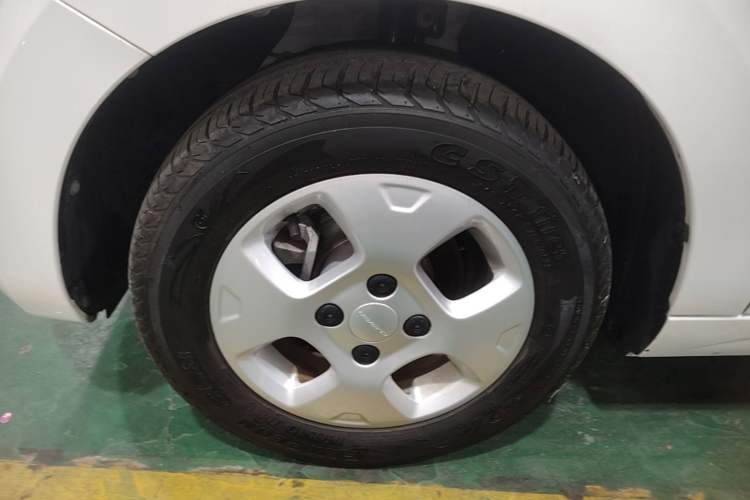 Used Roewe Clever 2021 302 km New Four-Seater Super-Efficient Version Left Front Wheel Hub