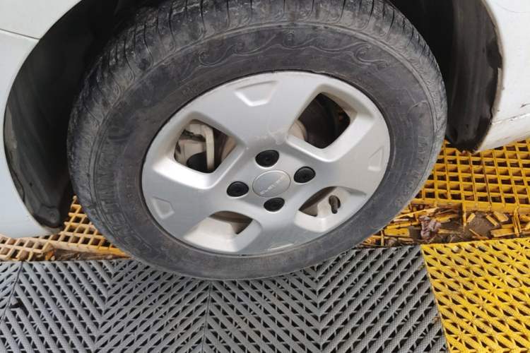 Used Roewe Clever 2021 302 km New Four-Seater Super-Efficient Version Left Front Wheel Hub