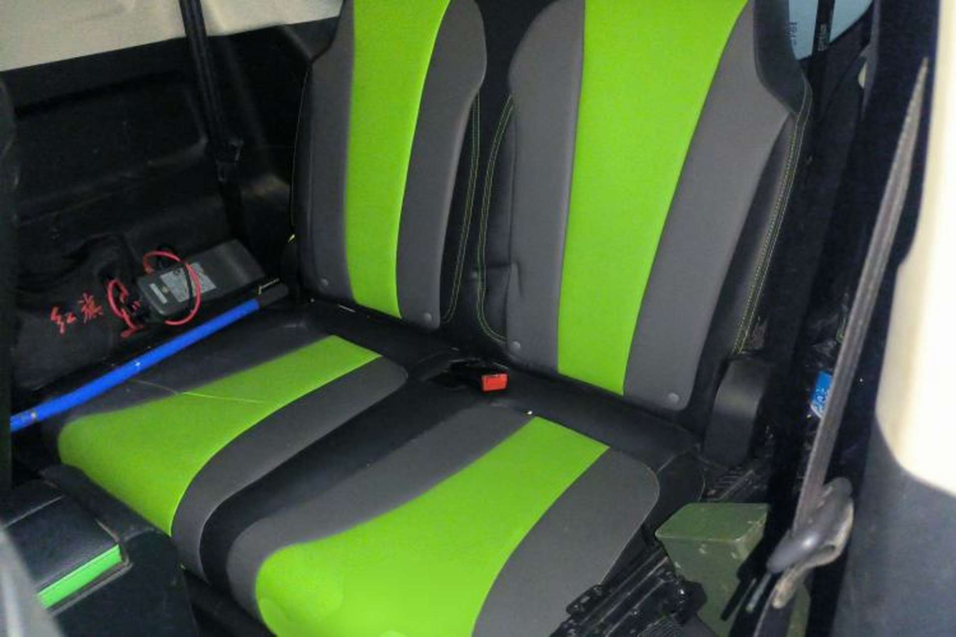 Used Roewe Clever 2021 302 km New Four-Seater Super-Efficient Version Left Rear Seat