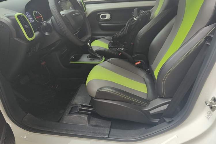 Used Roewe Clever 2021 302 km New Four-Seater Super-Efficient Version Left Rear Seat