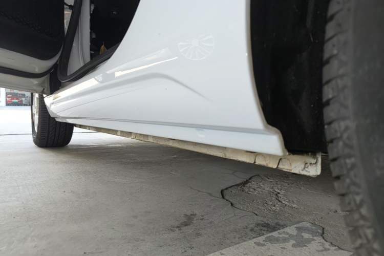 Used Roewe Clever 2021 302 km New Four-Seater Super-Efficient Version Left Side Sill