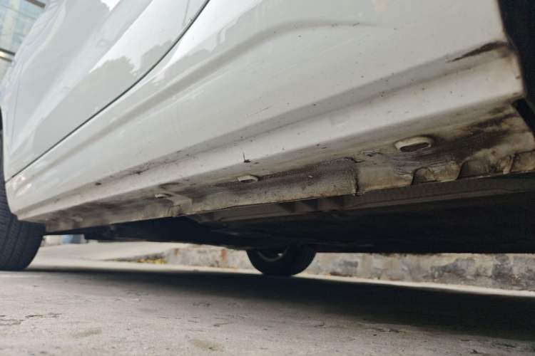 Used Roewe Clever 2021 302 km New Four-Seater Super-Efficient Version Left Side Sill