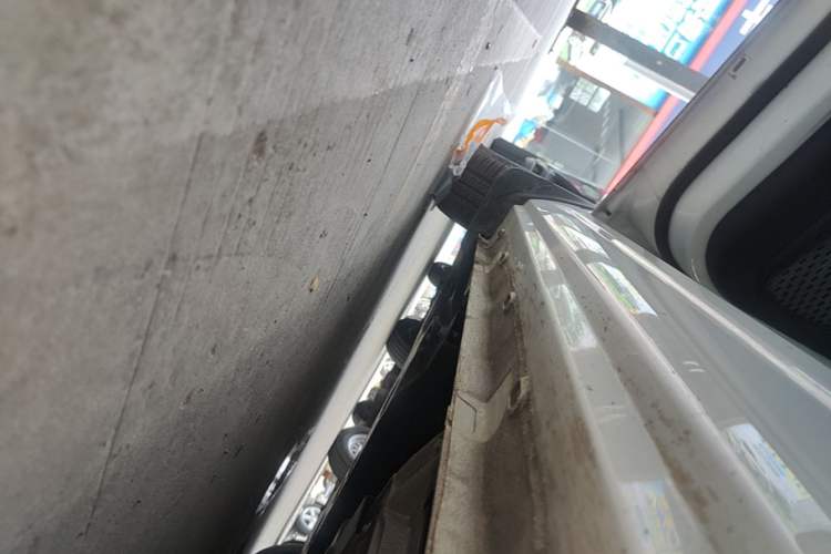 Used Roewe Clever 2021 302 km New Four-Seater Super-Efficient Version Left Side Sill