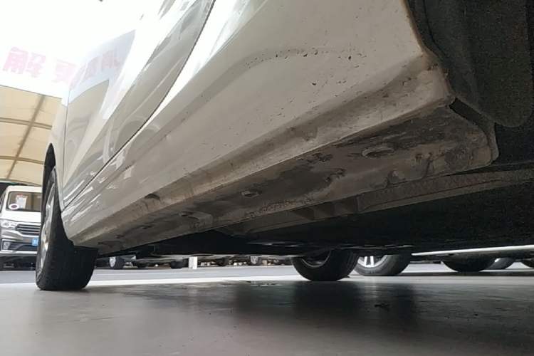 Used Roewe Clever 2021 302 km New Four-Seater Super-Efficient Version Left Side Sill