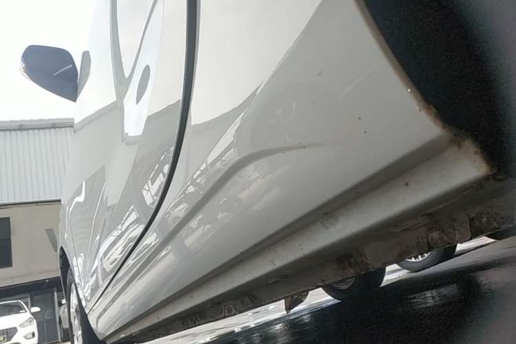 Used Roewe Clever 2021 302 km New Four-Seater Super-Efficient Version Left Side Sill