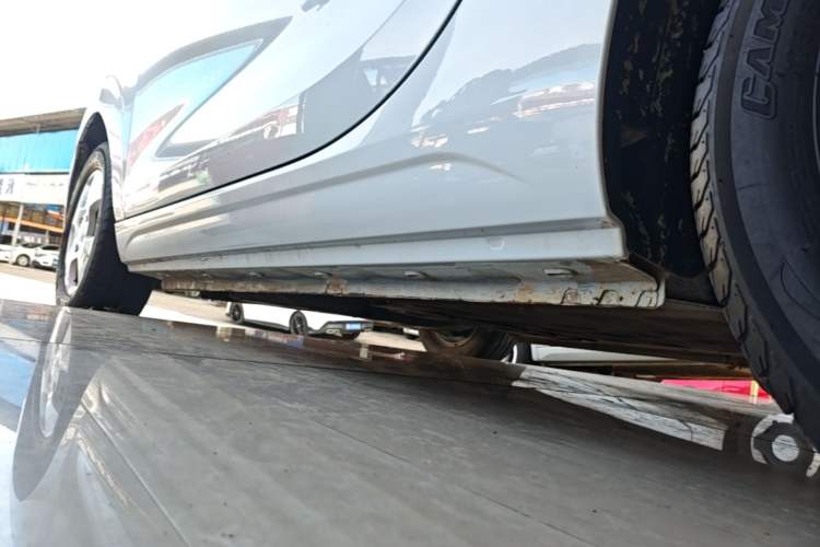 Used Roewe Clever 2021 302 km New Four-Seater Super-Efficient Version Left Side Sill