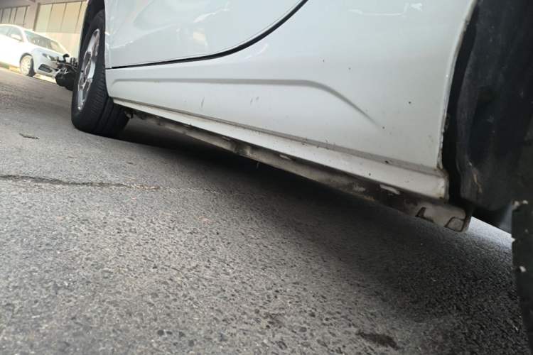 Used Roewe Clever 2021 302 km New Four-Seater Super-Efficient Version Left Side Sill