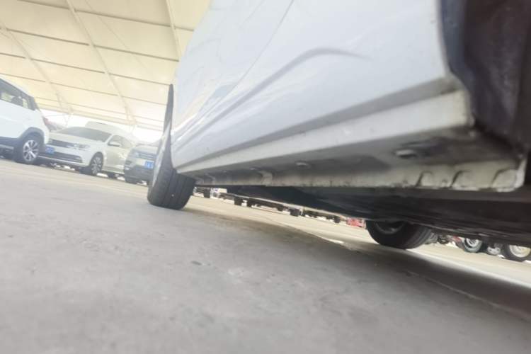 Used Roewe Clever 2021 302 km New Four-Seater Super-Efficient Version Left Side Sill
