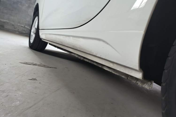 Used Roewe Clever 2021 302 km New Four-Seater Super-Efficient Version Left Side Sill