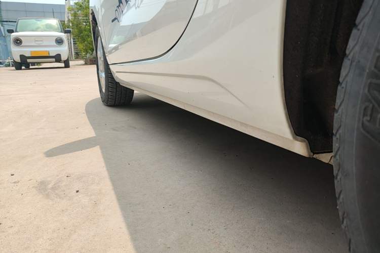 Used Roewe Clever 2021 302 km New Four-Seater Super-Efficient Version Left Side Sill
