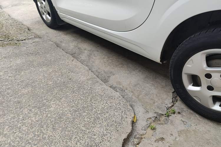 Used Roewe Clever 2021 302 km New Four-Seater Super-Efficient Version Left Side Sill