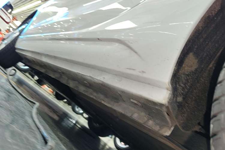 Used Roewe Clever 2021 302 km New Four-Seater Super-Efficient Version Left Side Sill