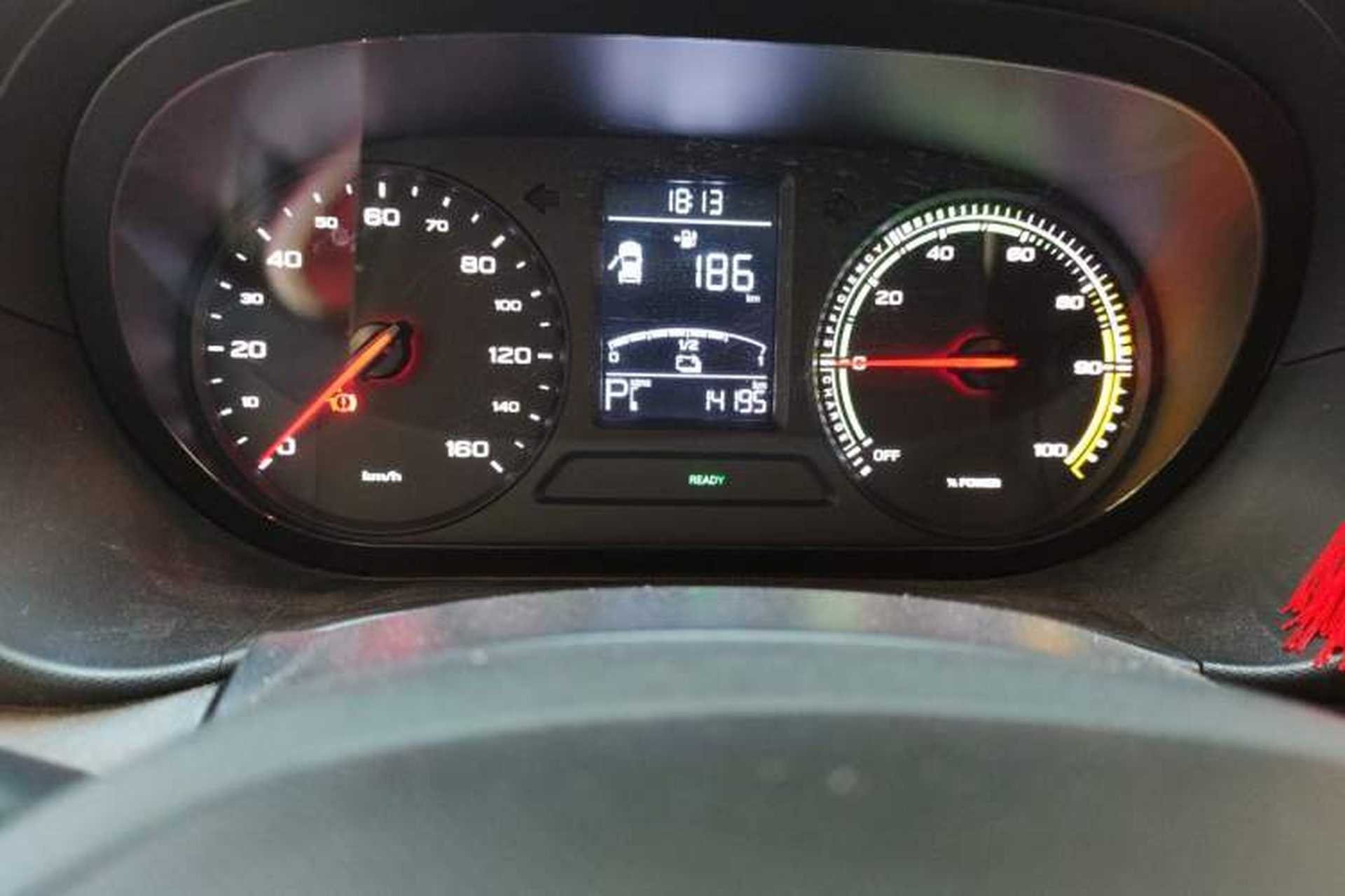 Used Roewe Clever 2021 302 km New Four-Seater Super-Efficient Version Odometer Close Up