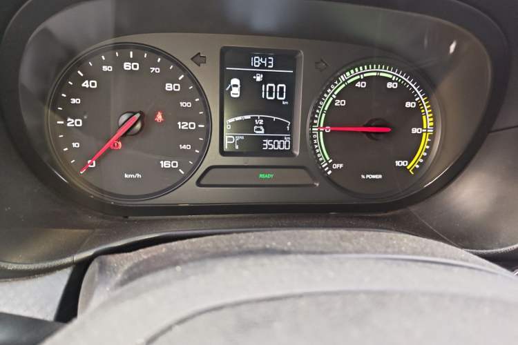 Used Roewe Clever 2021 302km All-Round Version Odometer Close Up