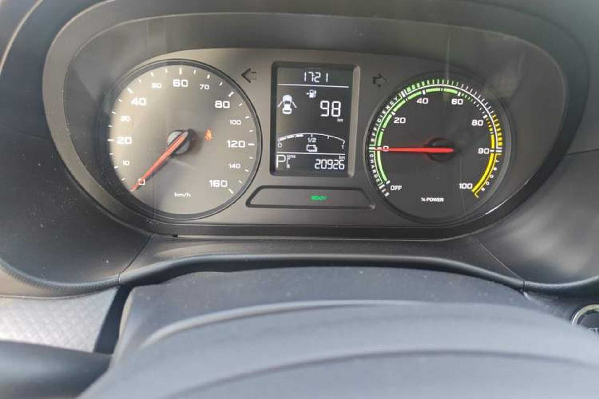 Used Roewe Clever 2021 302 km New Four-Seater Super-Efficient Version Odometer Close Up