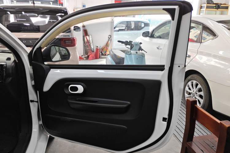 Used Roewe Clever 2021 302 km New Four-Seater Super-Efficient Version Right Front Door Interior