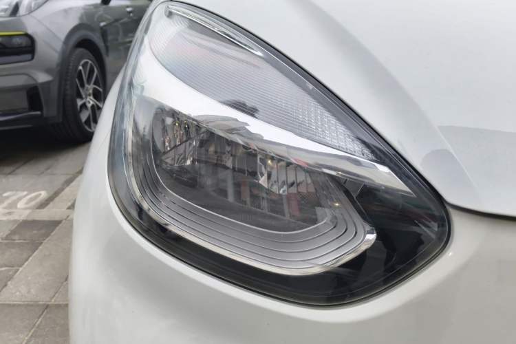 Used Roewe Clever 2021 302 km New Four-Seater Super-Efficient Version Right Front Headlight
