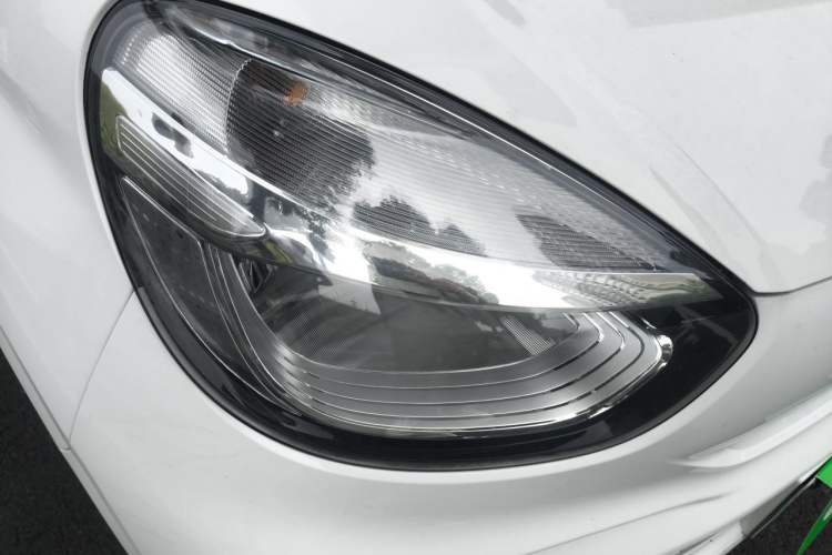 Used Roewe Clever 2021 302 km New Four-Seater Super-Efficient Version Right Front Headlight