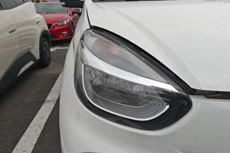 Used Roewe Clever 2021 302 km New Four-Seater Super-Efficient Version Right Front Headlight