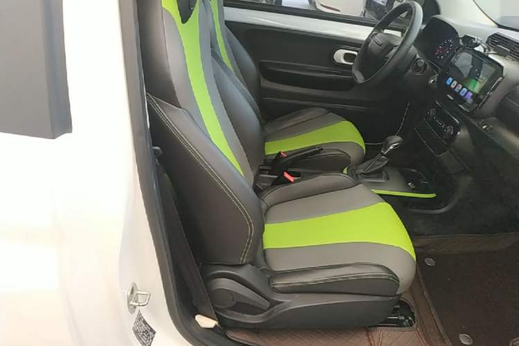 Used Roewe Clever 2021 302 km New Four-Seater Super-Efficient Version Right Front Seat