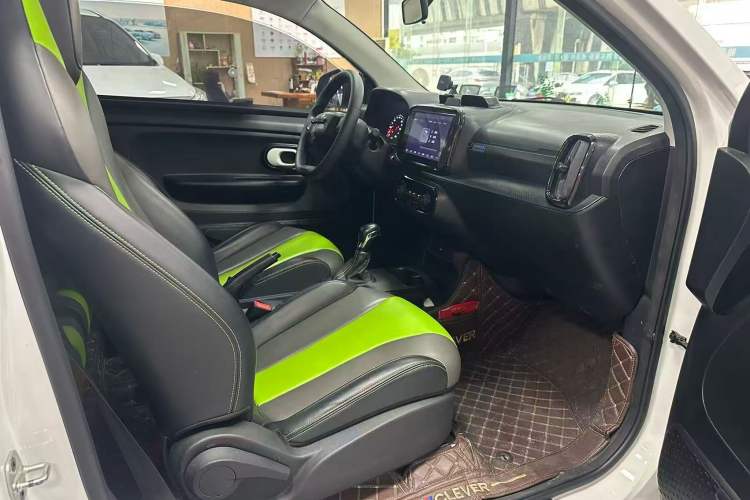 Used Roewe Clever 2021 302 km New Four-Seater Super-Efficient Version Right Front Seat