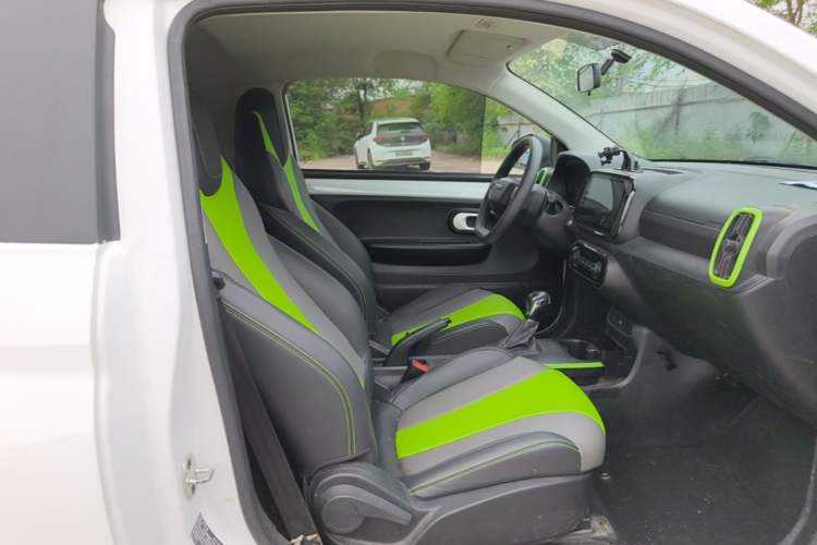 Used Roewe Clever 2021 302 km New Four-Seater Super-Efficient Version Right Front Seat