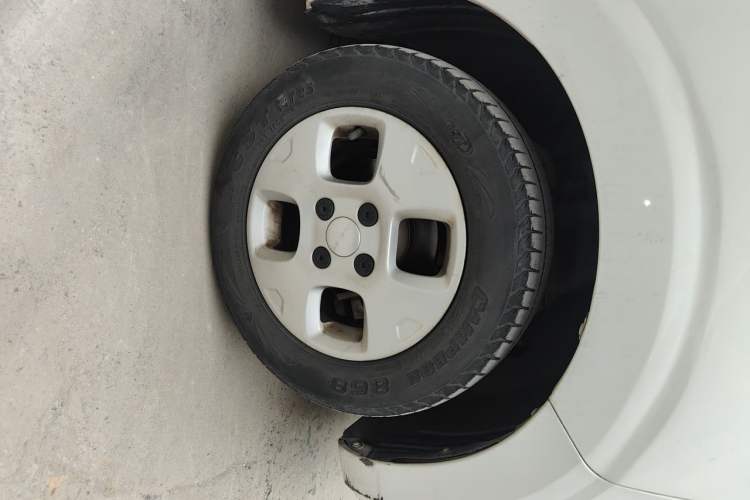 Used Roewe Clever 2021 302 km New Four-Seater Super-Efficient Version Right Front Wheel Hub