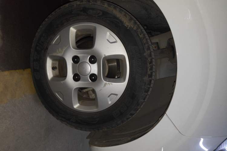 Used Roewe Clever 2021 302 km New Four-Seater Super-Efficient Version Right Front Wheel Hub