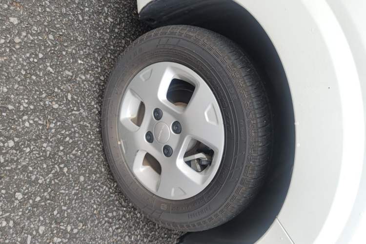 Used Roewe Clever 2021 302 km New Four-Seater Super-Efficient Version Right Front Wheel Hub